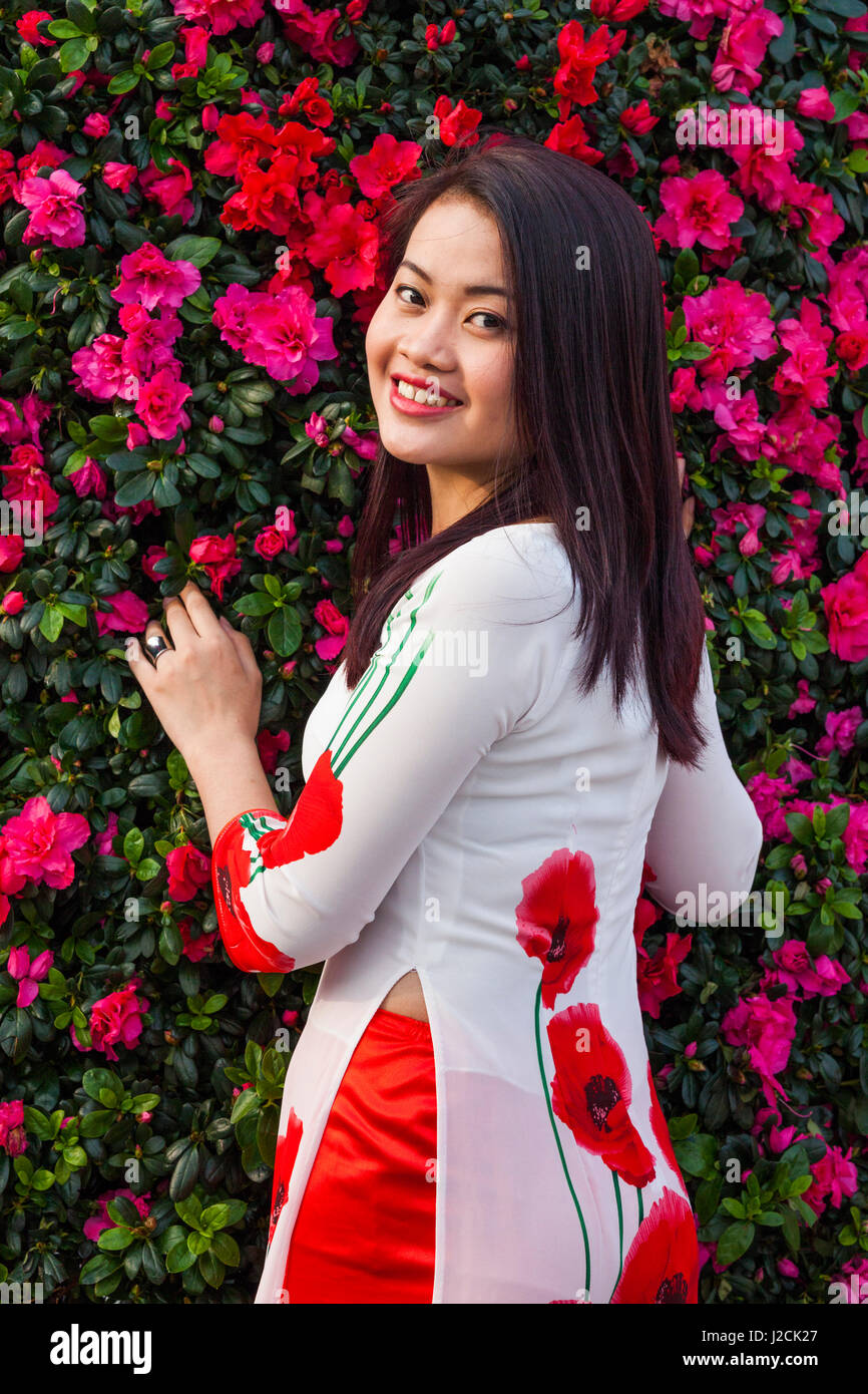 https://c8.alamy.com/comp/J2CK27/vietnam-haiphong-tet-lunar-new-year-young-women-wearing-traditional-J2CK27.jpg