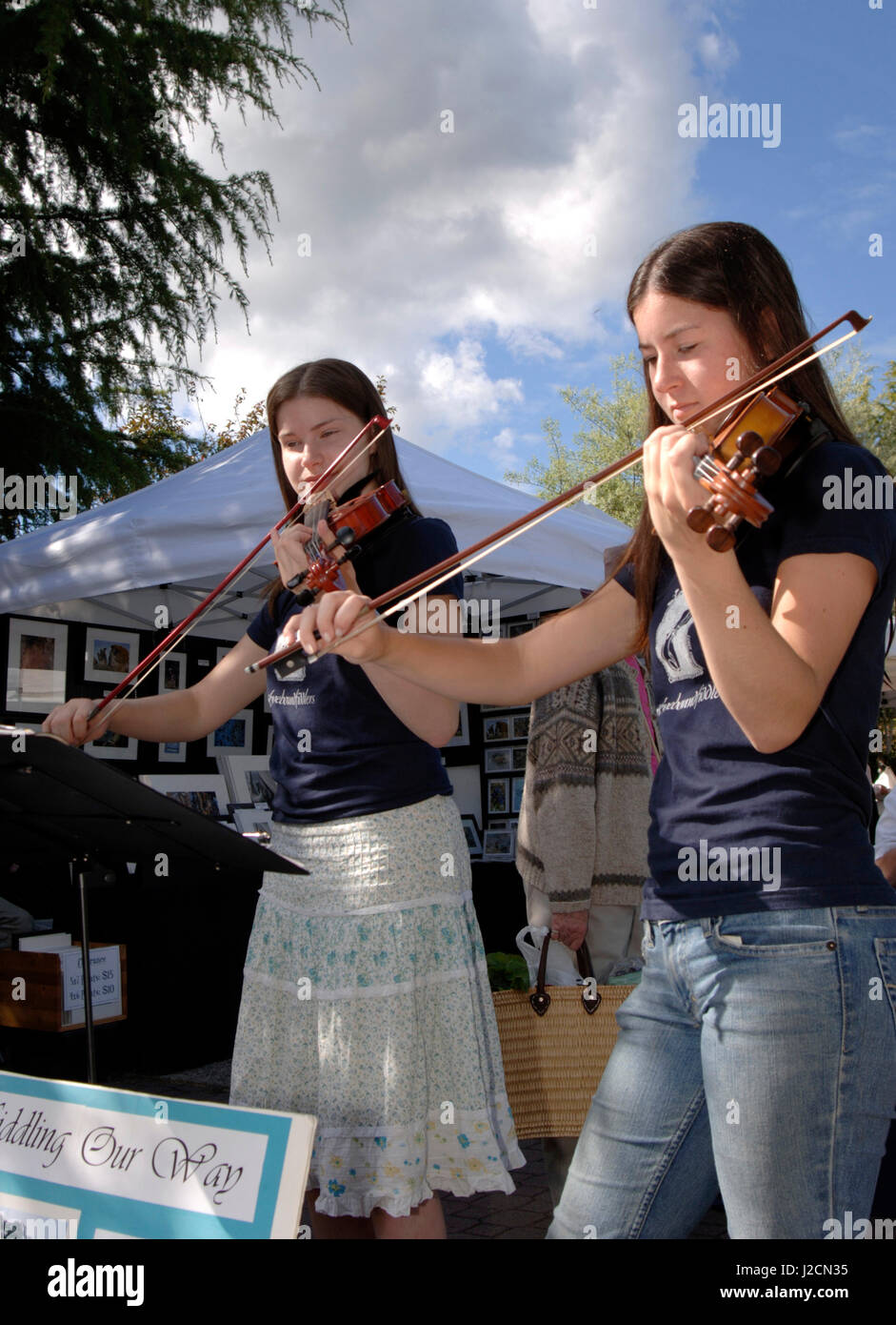 Canada, British Columbia, Salt Spring Island, Ganges. Two violin players performing at the Salt Spring Island Saturday Market located in Ganges (Editorial Use Only) Stock Photo