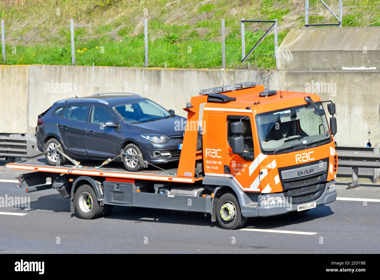 M25 UK motorway RAC DAF breakdown rescue truck transporting a car Stock Photo