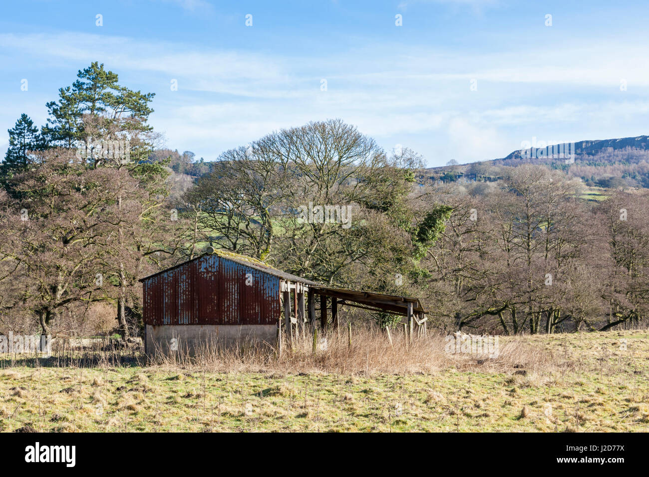 Old farm building. Farmland with a dilapidated rusting iron shed, Hathersage, Derbyshire, England, UK Stock Photo