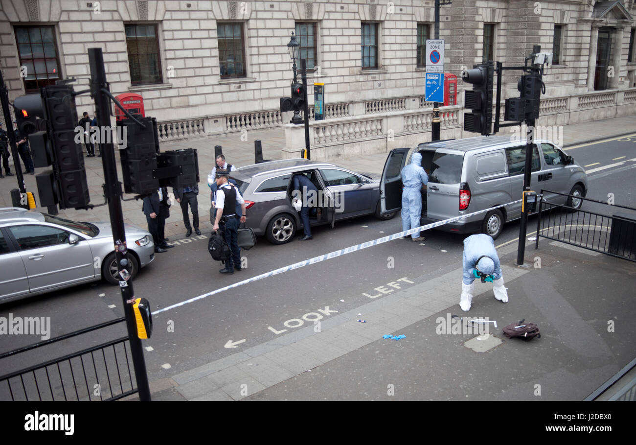 London, UK. 27th Apr, 2017. Armed Police incident involving stopping and arresting 27 year old male with bag containing knives, forensic team on scene. Images taken from top deck of Number 3 london bus. Stock Photo