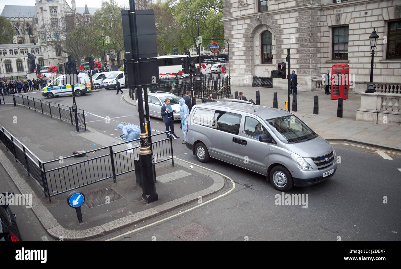 London, UK. 27th Apr, 2017. Armed Police incident involving stopping and arresting 27 year old man with bag containing knives, forensic team on scene. Images taken from top deck of Number 3 london bus. Stock Photo