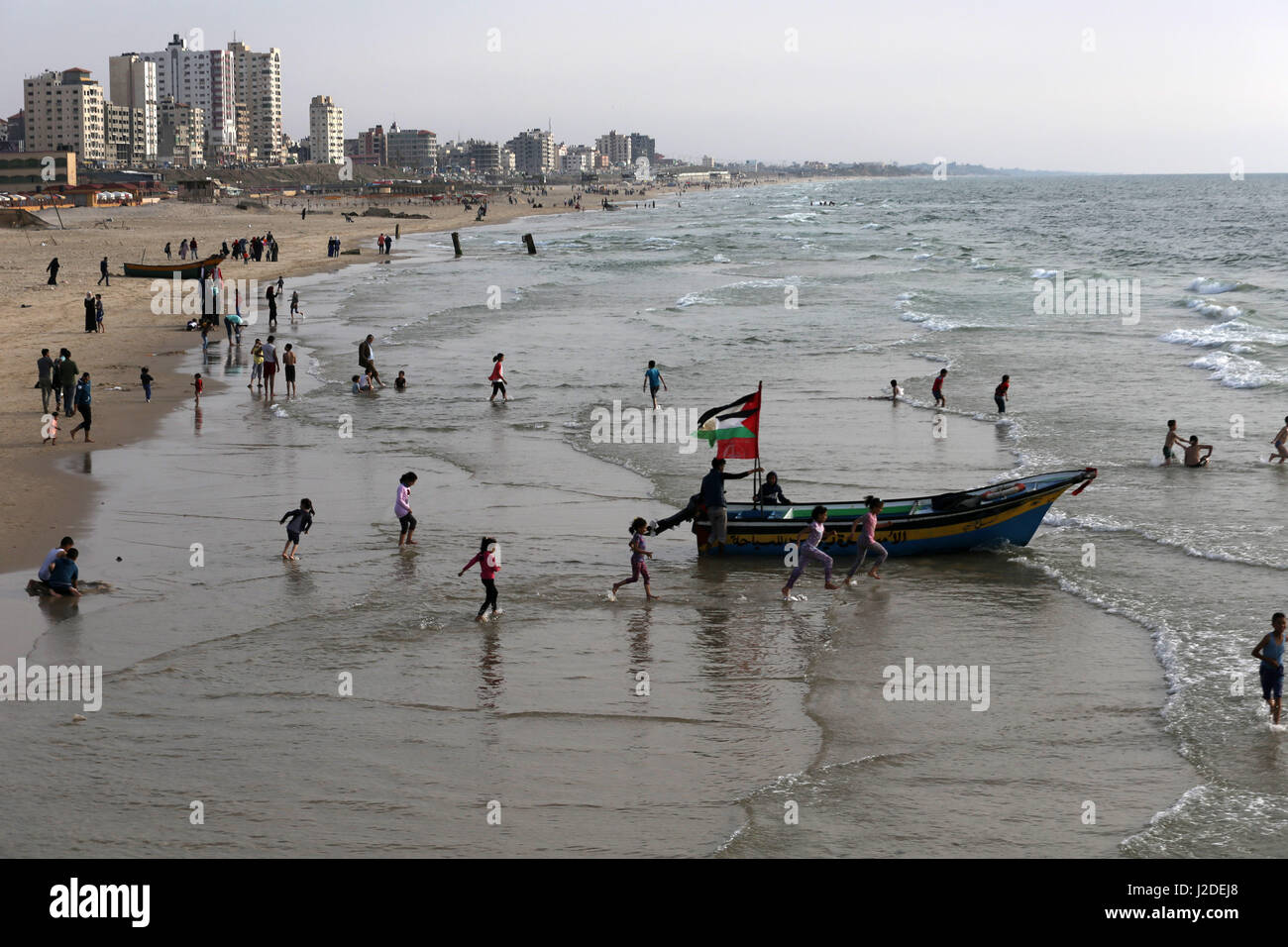 Gaza City, The Gaza Strip, Palestine. 27th Apr, 2017. Palestinians