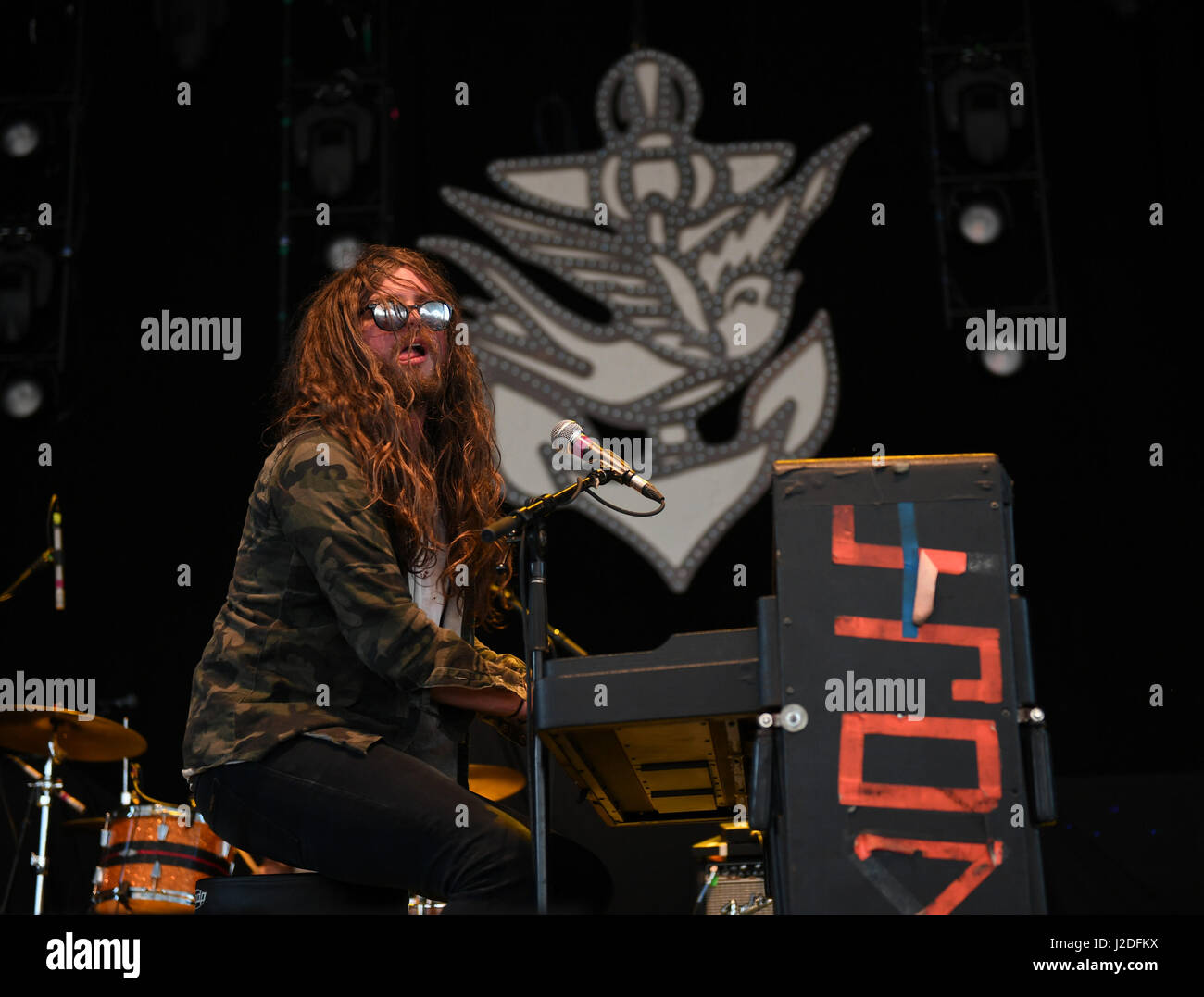 Portsmouth, VIRGINIA, USA. 25th Apr, 2017. J. RODDY WALSTON AND THE BUSINESS, american rock band gets the crowd started at the .to THE PORTSMOUTH PAVILION in PORTSMOUTH, VIRGINIA on 26 APRIL 2017. © Jeff Moore 2017 Credit: Jeff Moore/ZUMA Wire/Alamy Live News Stock Photo