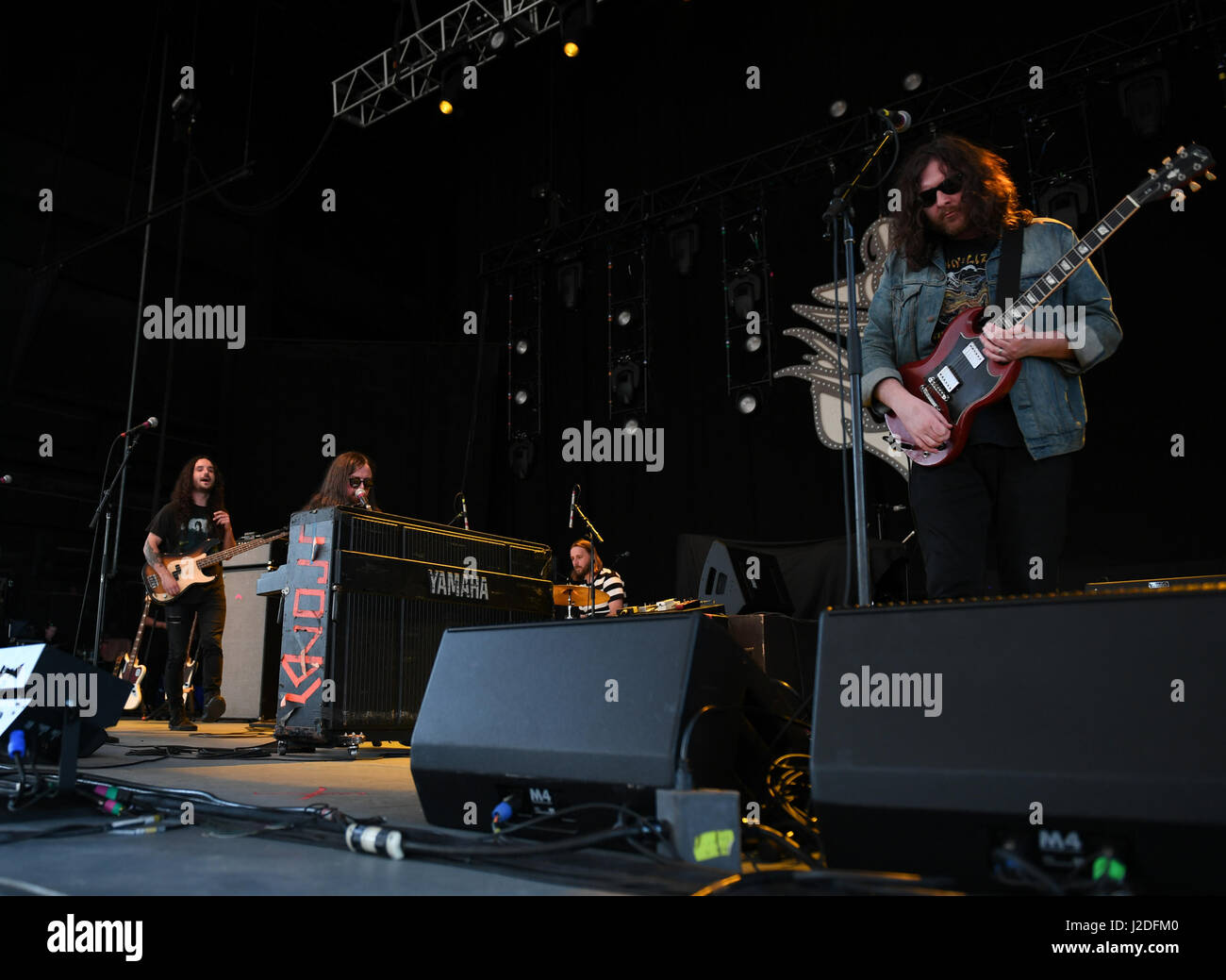 Portsmouth, VIRGINIA, USA. 25th Apr, 2017. J. RODDY WALSTON AND THE BUSINESS, american rock band gets the crowd started at the .to THE PORTSMOUTH PAVILION in PORTSMOUTH, VIRGINIA on 26 APRIL 2017. © Jeff Moore 2017 Credit: Jeff Moore/ZUMA Wire/Alamy Live News Stock Photo