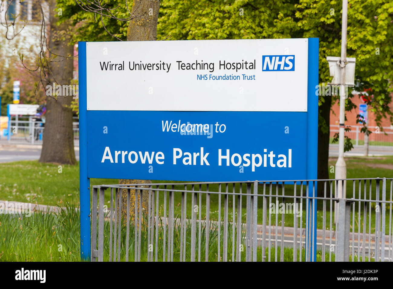 Wirral, UK. 28th April 2017. Arrowe Park Hospital, which is a Wirral University Teaching Hospital, have banned all visitors to their main building, over the bank holiday weekend, following a norovirus breakout which has been detected on all floors.   The accident and emergency department is still open, but visitors are being asked not to go if they are experiencing any norovirus type symptoms.  Hospital staff are working tirelessly to provide the best possible care during this time. © Paul Warburton Stock Photo