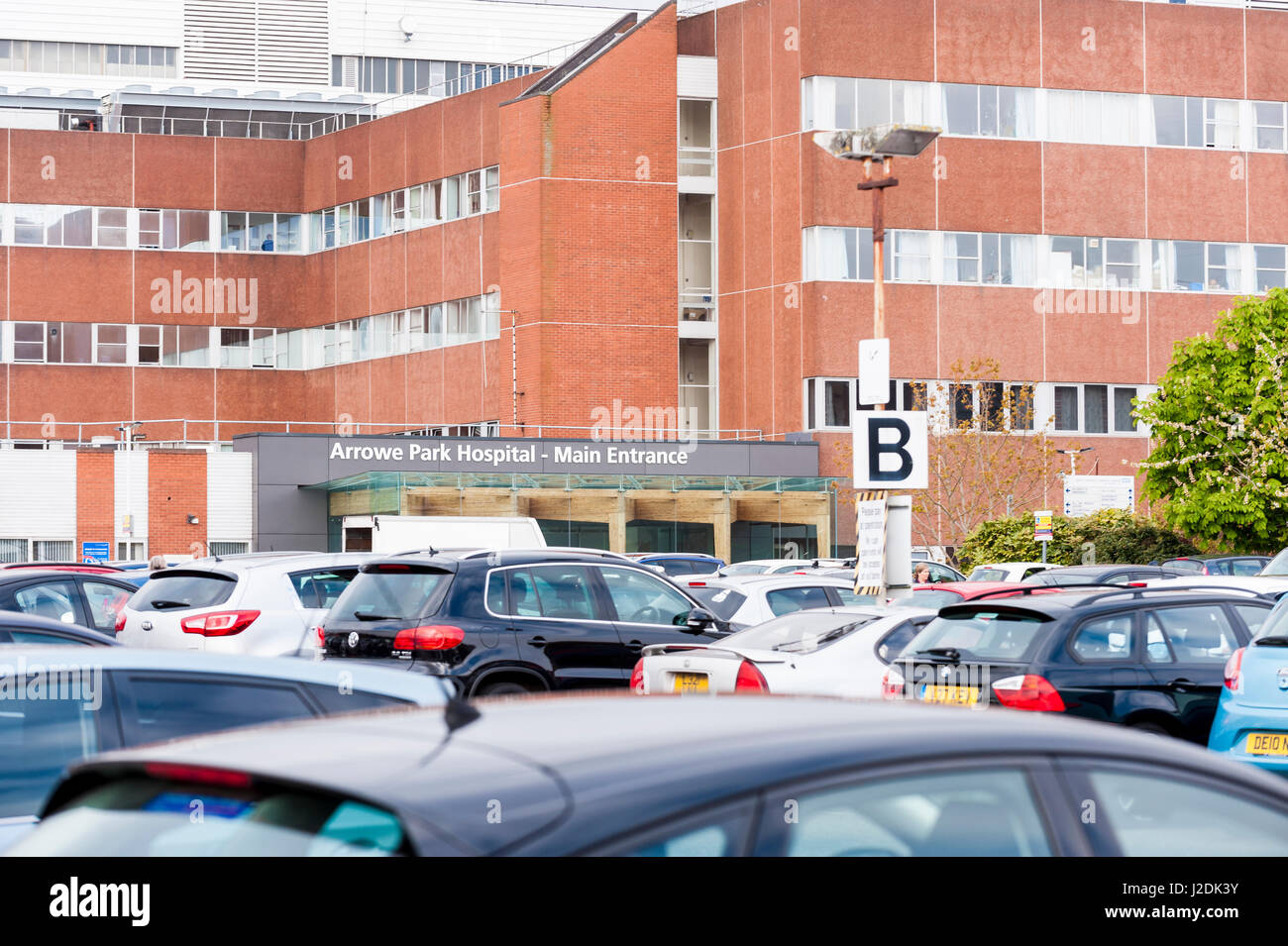 Wirral, UK. 28th April 2017. Arrowe Park Hospital, which is a Wirral University Teaching Hospital, have banned all visitors to their main building, over the bank holiday weekend, following a norovirus breakout which has been detected on all floors.   The accident and emergency department is still open, but visitors are being asked not to go if they are experiencing any norovirus type symptoms.  Hospital staff are working tirelessly to provide the best possible care during this time. © Paul Warburton Stock Photo