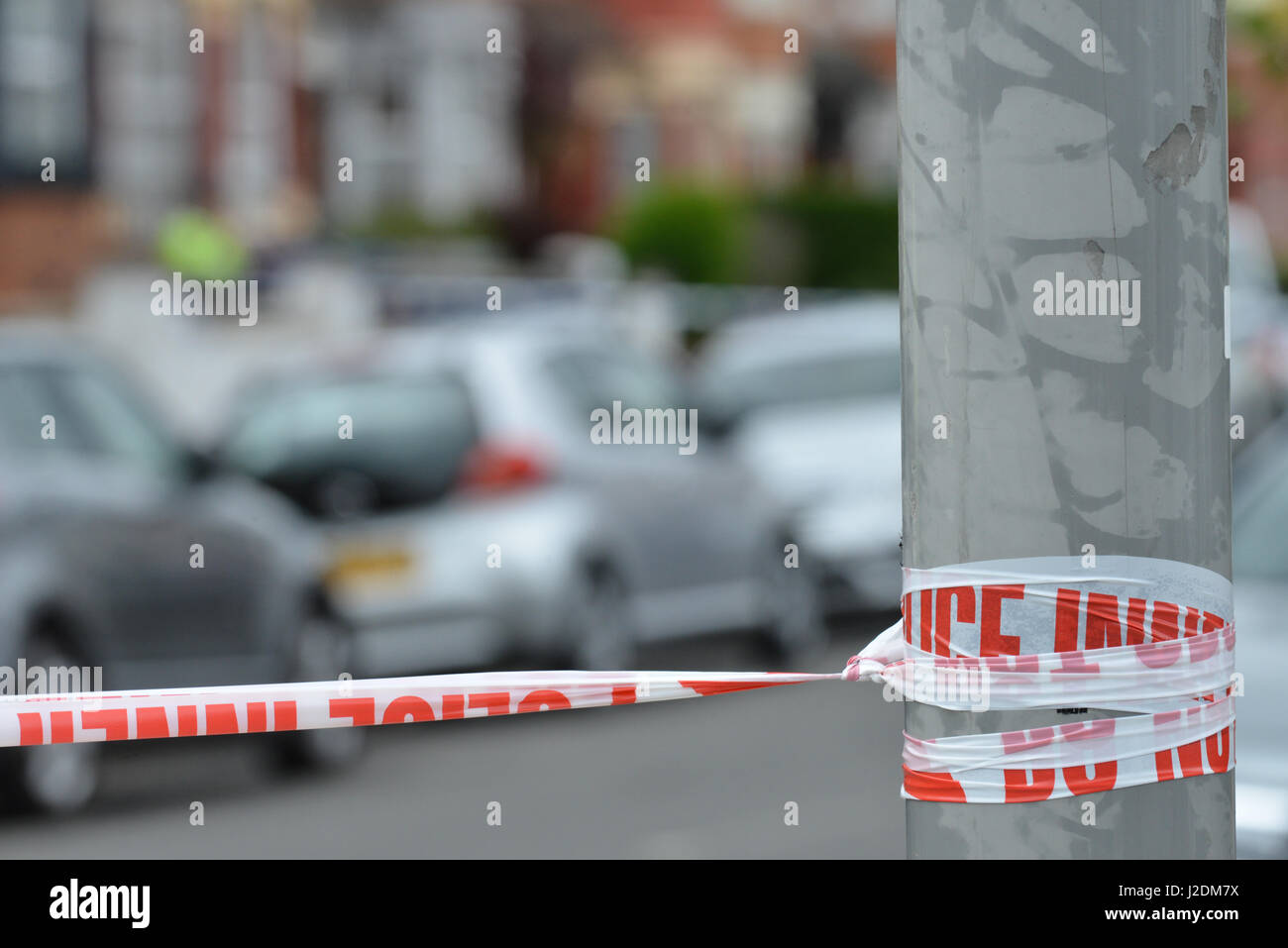 Willesden, London, UK. 28th April 2017. Police officers at the scene of the terror raid in Willesden. Credit: Matthew Chattle/Alamy Live News Stock Photo