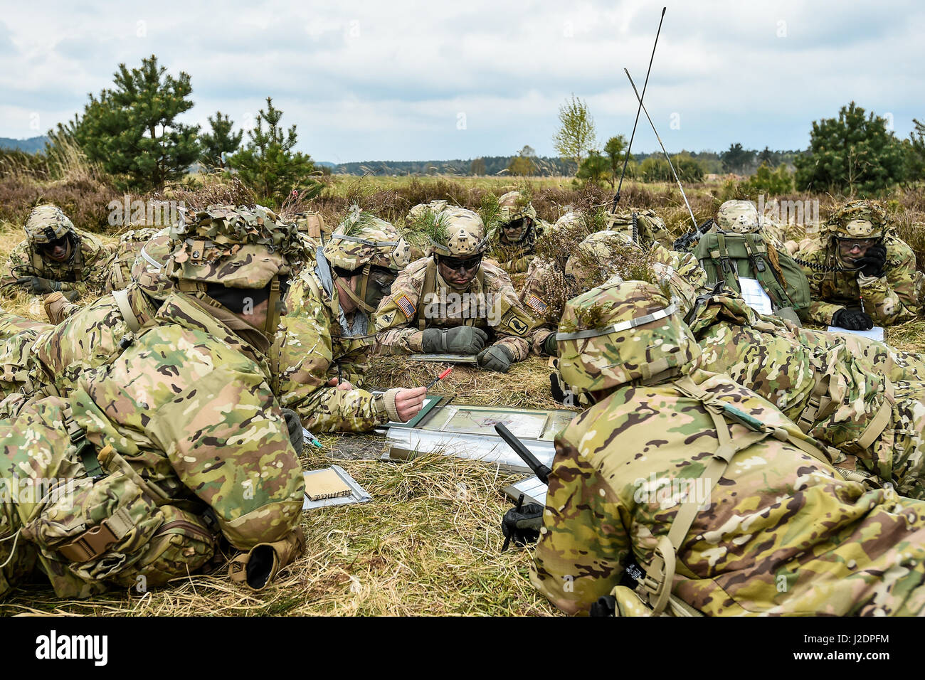 Mimon, Czech Republic. 28th Apr, 2017. Czech and USA soldiers (paratroopers) attended the Saber Junction 2017 international military exercise in Ralsko, Czech Republic, April 28, 2017. Credit: Radek Petrasek/CTK Photo/Alamy Live News Stock Photo