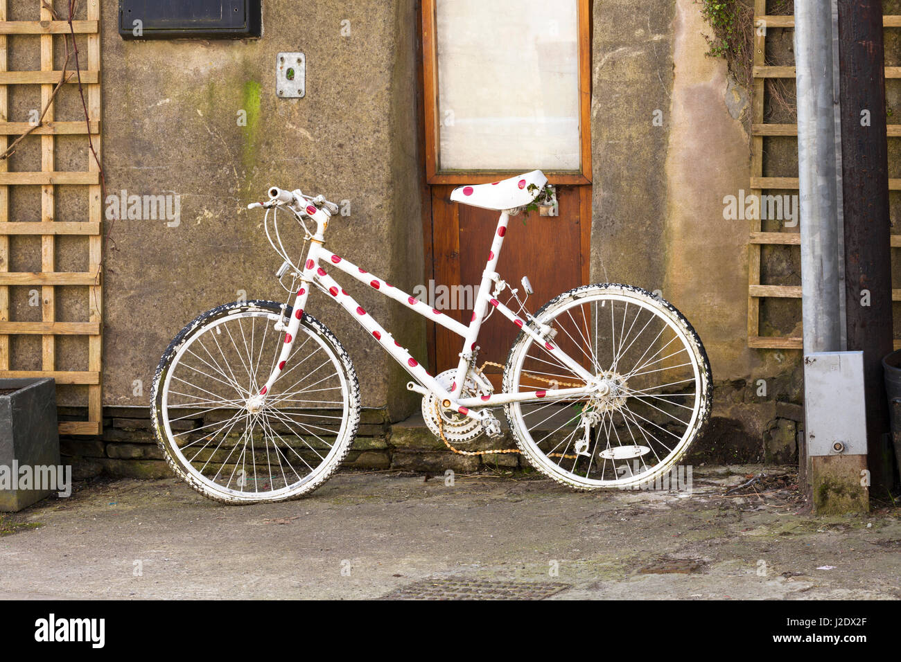 A polka-dotted bike in the town of Hawes in the Yorkshire Dales Stock Photo