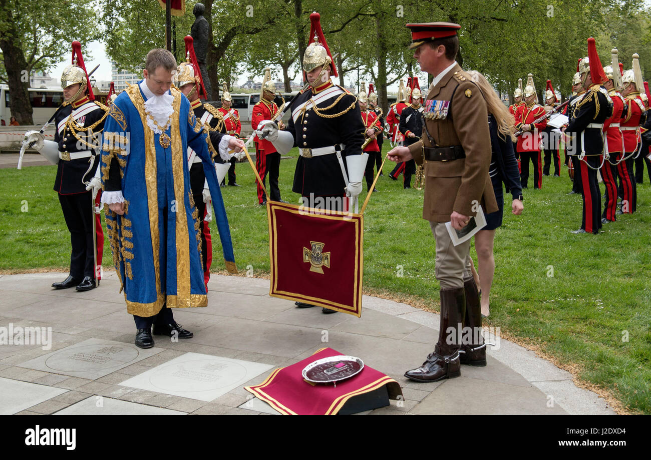 The Lord Mayor of Westminster, Councillor Steve Summers, and Colonel Crispin Lockhart MBC unveil a memorial paving stone in Victoria Embankment Gardens in Westminster, London, during a commemoration event for Second Lieutenant John Spencer Dunville. Stock Photo