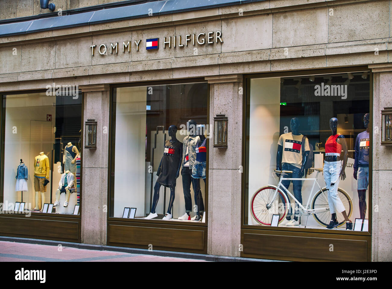 kradse Settle Opbevares i køleskab DUSSELDORF, GERMANY - April 04, 2017: Tommy Hilfiger store in Dusseldorf.  Germany Stock Photo - Alamy