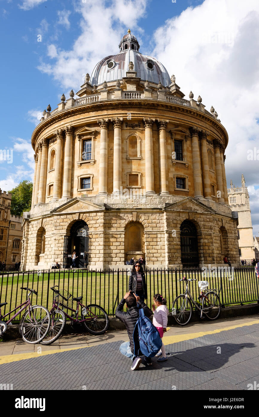 The Radcliffe Camera is a building of Oxford University, England by James Gibbs. It is part of the Bodleian Library Stock Photo