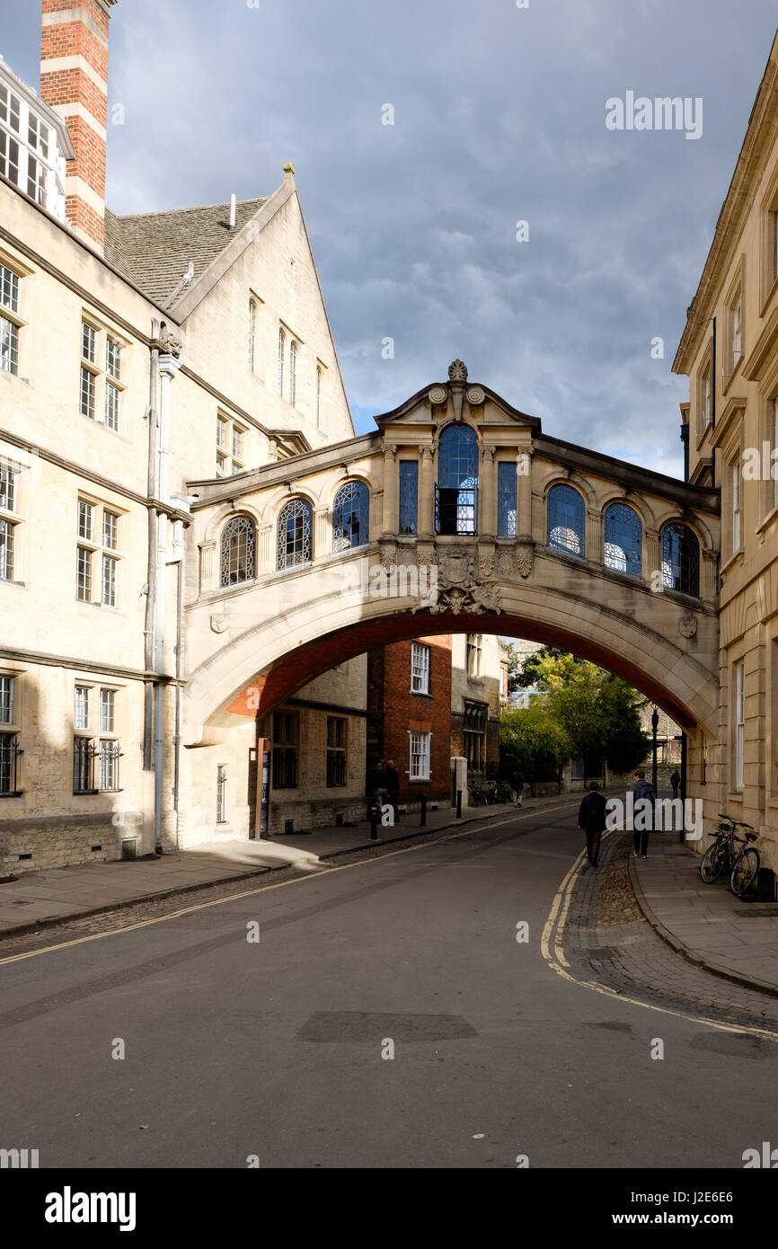 Hertford Bridge, often called 'the Bridge of Sighs', is a skyway joining two parts of Hertford College over New College Lane in Oxford, England. Its d Stock Photo
