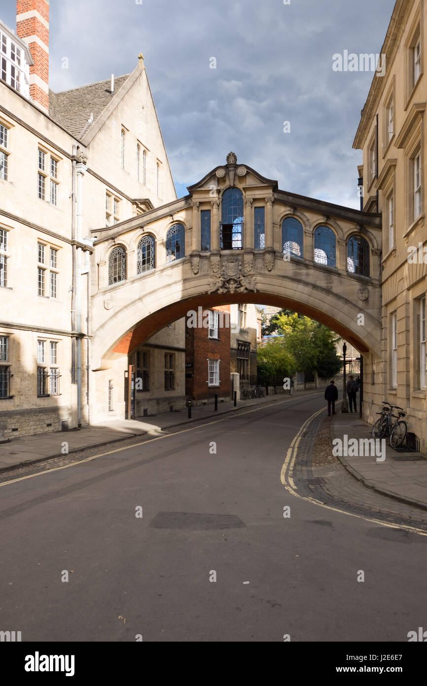 Hertford Bridge, often called 'the Bridge of Sighs', is a skyway joining two parts of Hertford College over New College Lane in Oxford, England. Its d Stock Photo