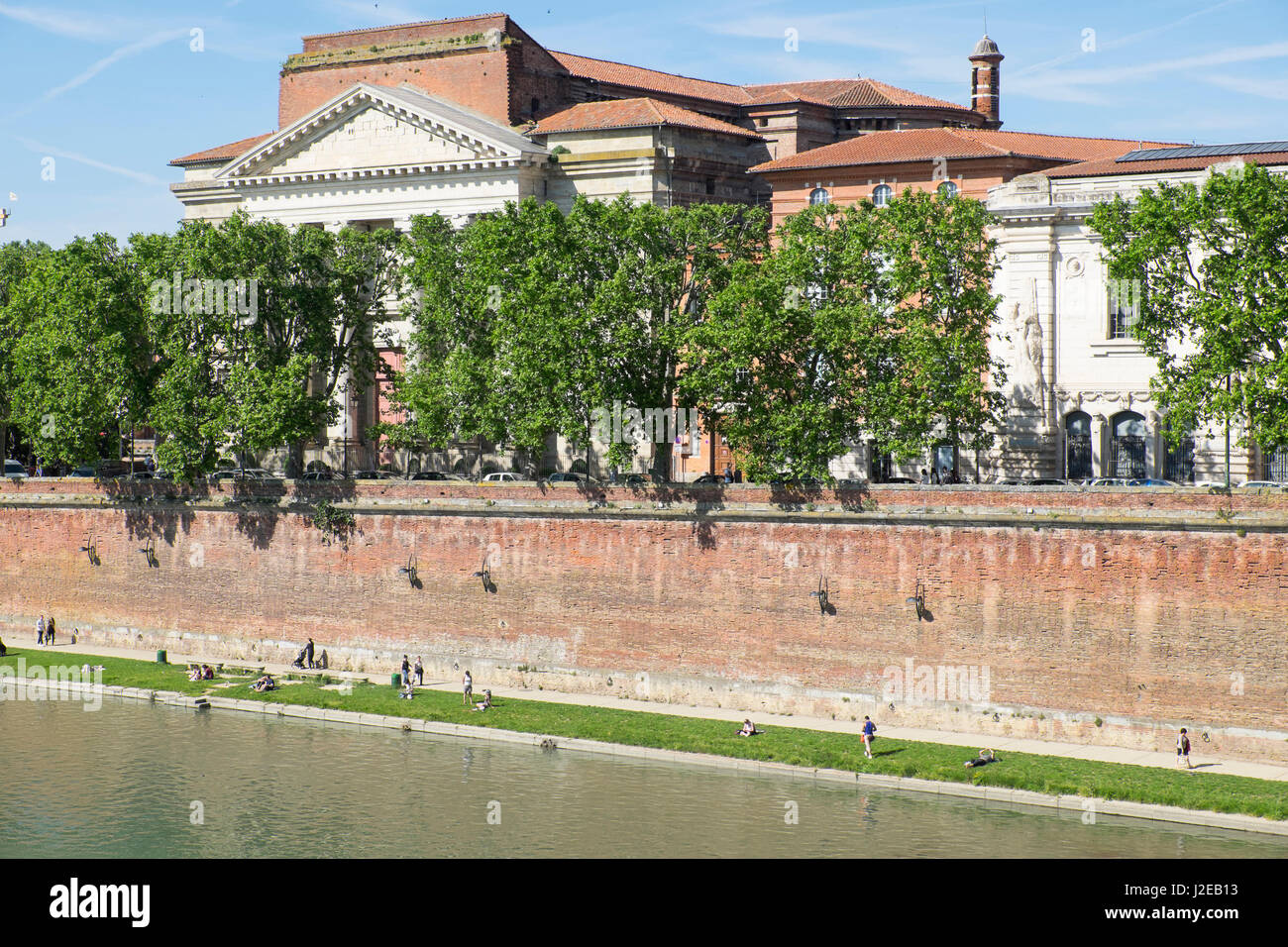 France, Toulouse, near the Pont Neuf bridge, Henri Martin promenade adjacent to the Garonne River, young couples share time together. Stock Photo