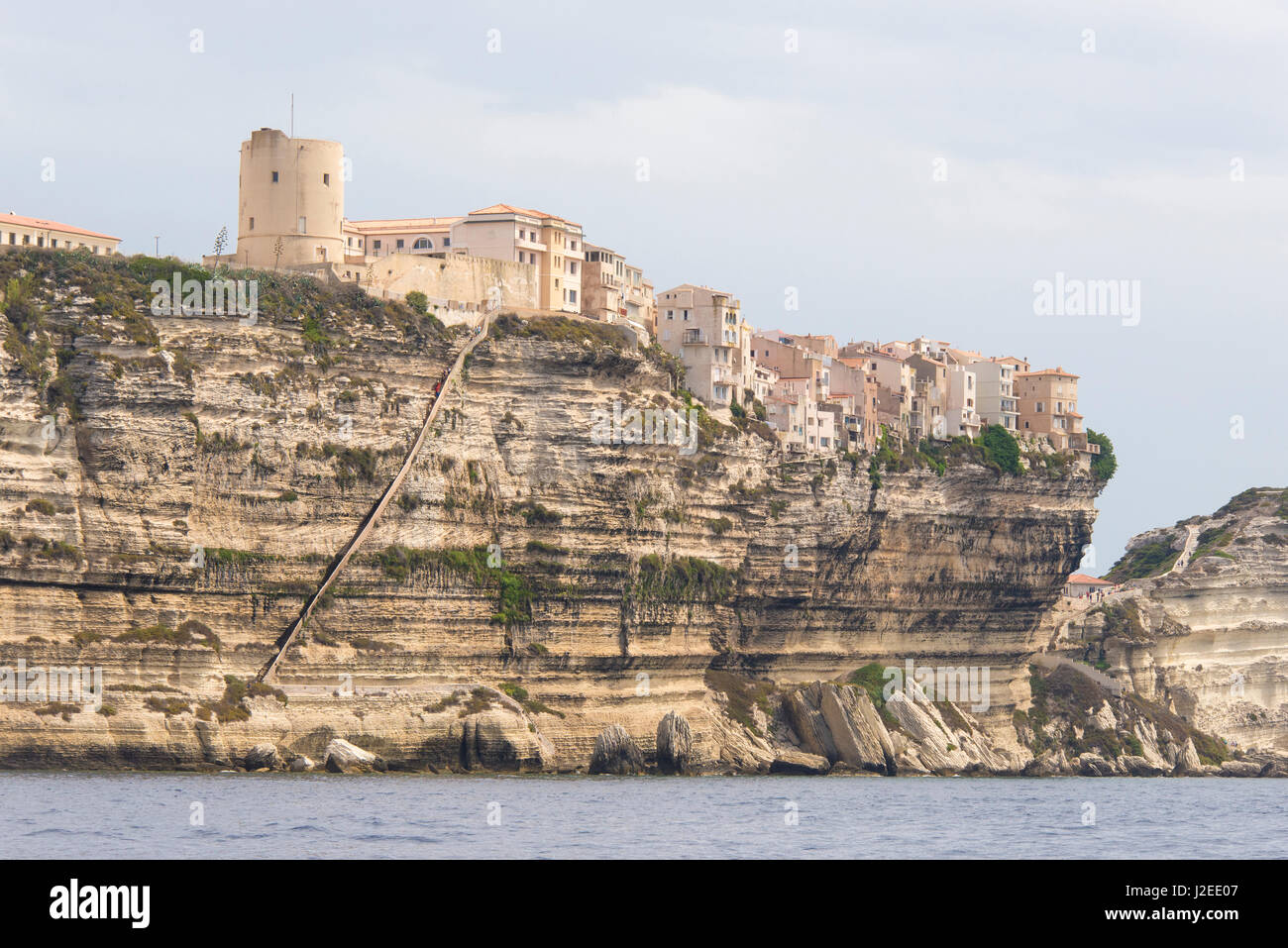 France, Corsica, Bonifacio. Dramatic limestone cliffs with precarious seeming buildings. King of Aragon stairway (Escalier du Roi d'Aragon) Stock Photo