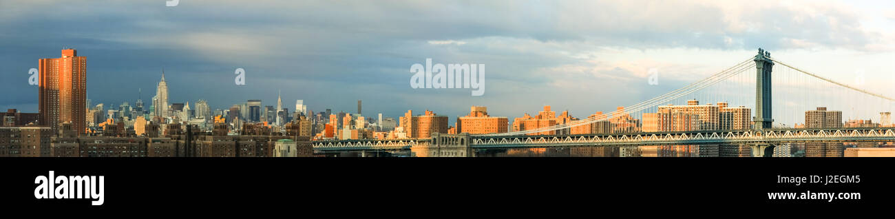 New york skyline blue lights hi-res stock photography and images - Alamy