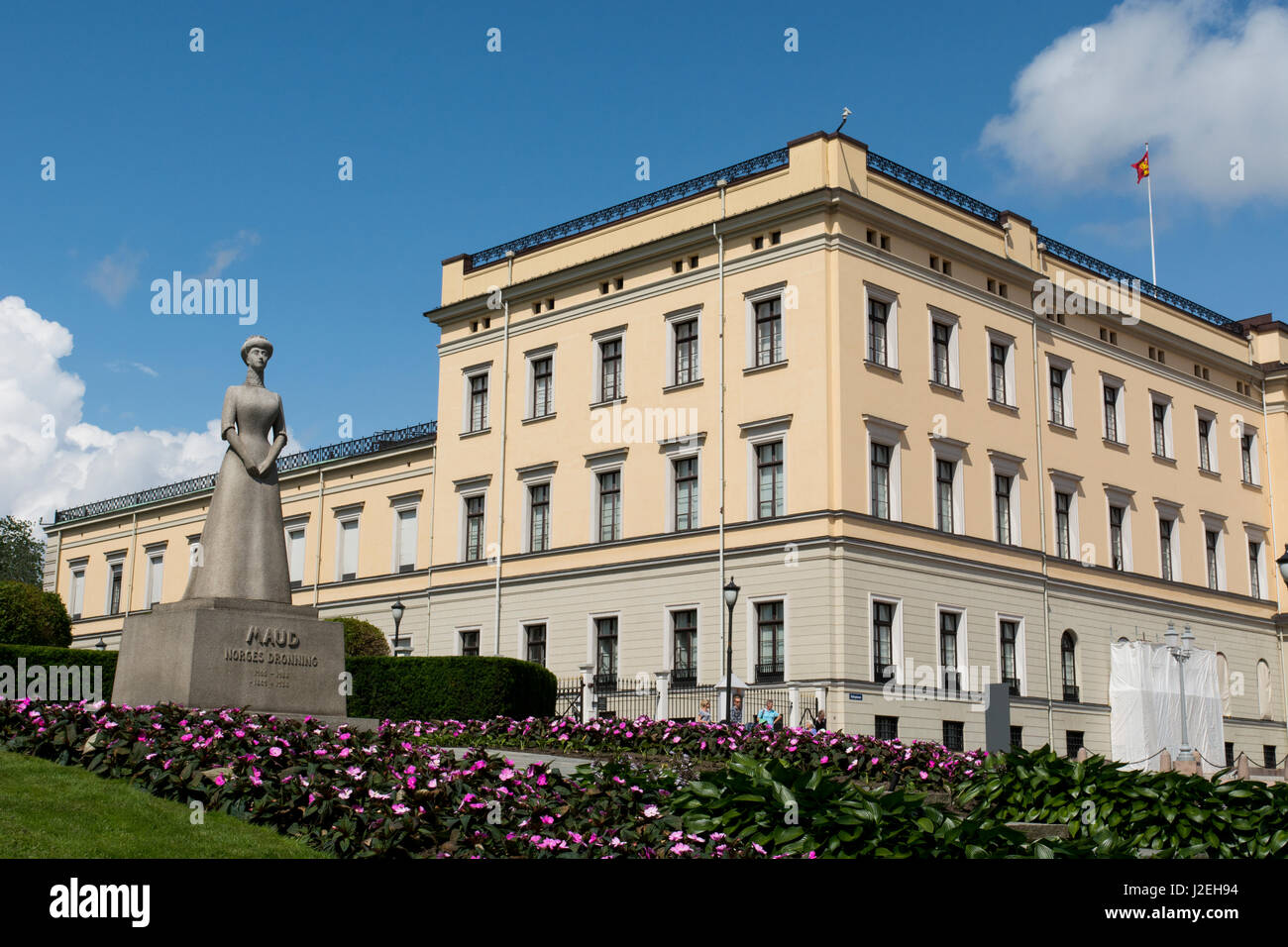 Norway, Oslo, Royal Palace (Det Kongelige Slott). 173 room Royal residence, circa 1824-1848. Statue of Maud Charlotte Mary Victoria of Wales, Queen of Norway as wife of King Haakon VII. Stock Photo