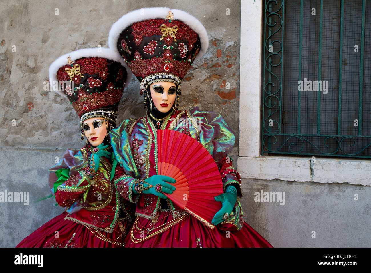 Venice carnival tourist couple hat hi-res stock photography and images ...