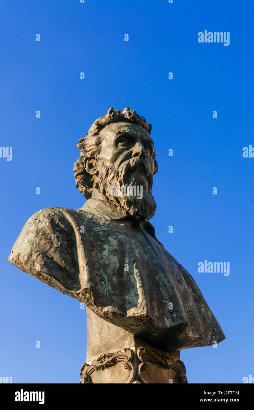Statue of Benvenuto Cellini, Ponte Vecchio, Unesco World Heritage site, Firenze, Tuscany, Italy Stock Photo