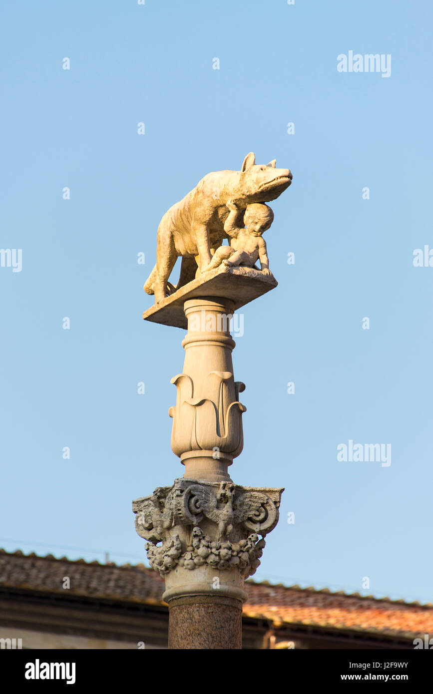 Europe, Italy, Siena. She-Wolf Romulus & Remus statue on pillar in Piazza del Duomo Stock Photo
