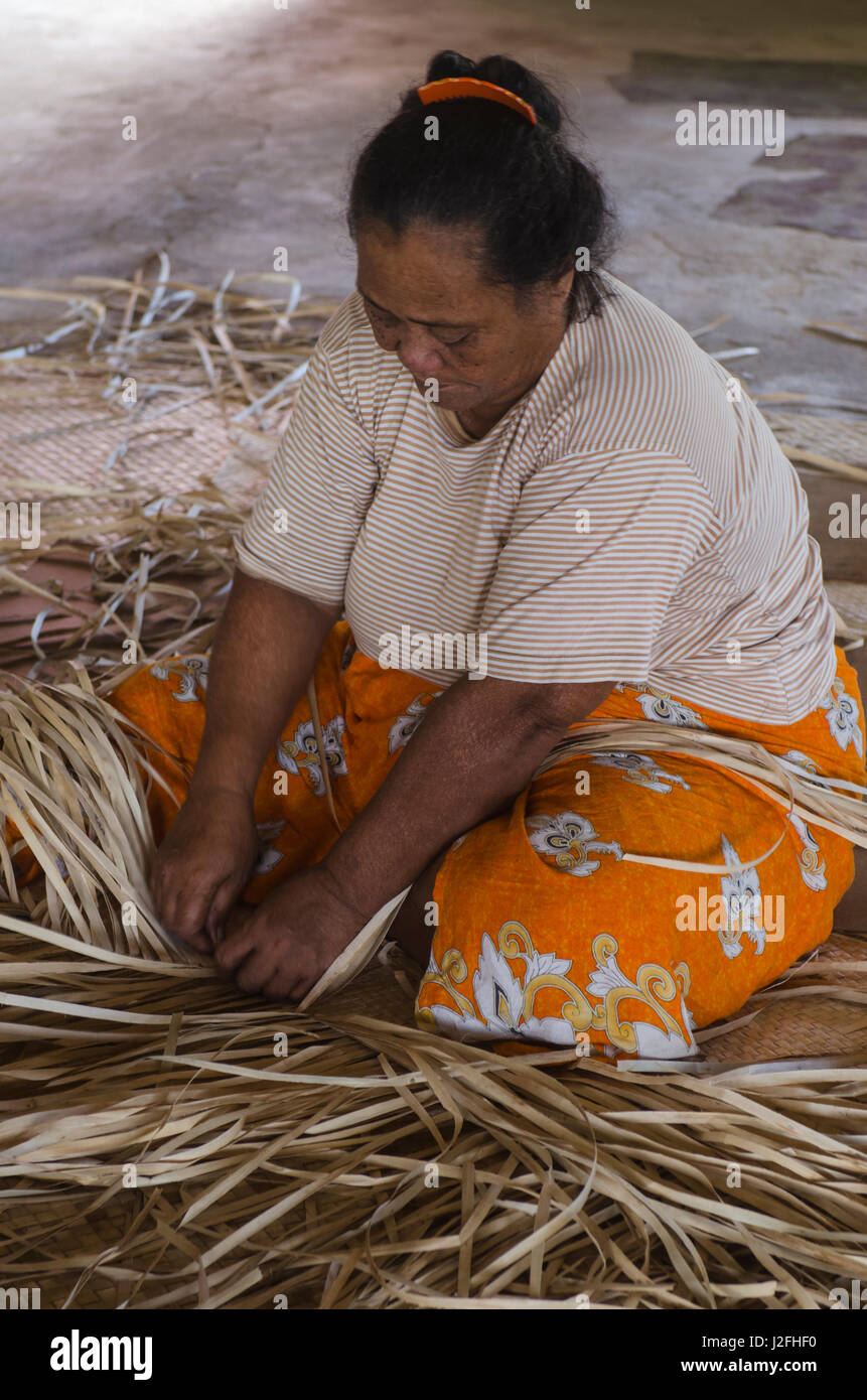 Woman weaving Pandanus mat (Pandanus), Kioa Island Fiji Stock Photo Alamy