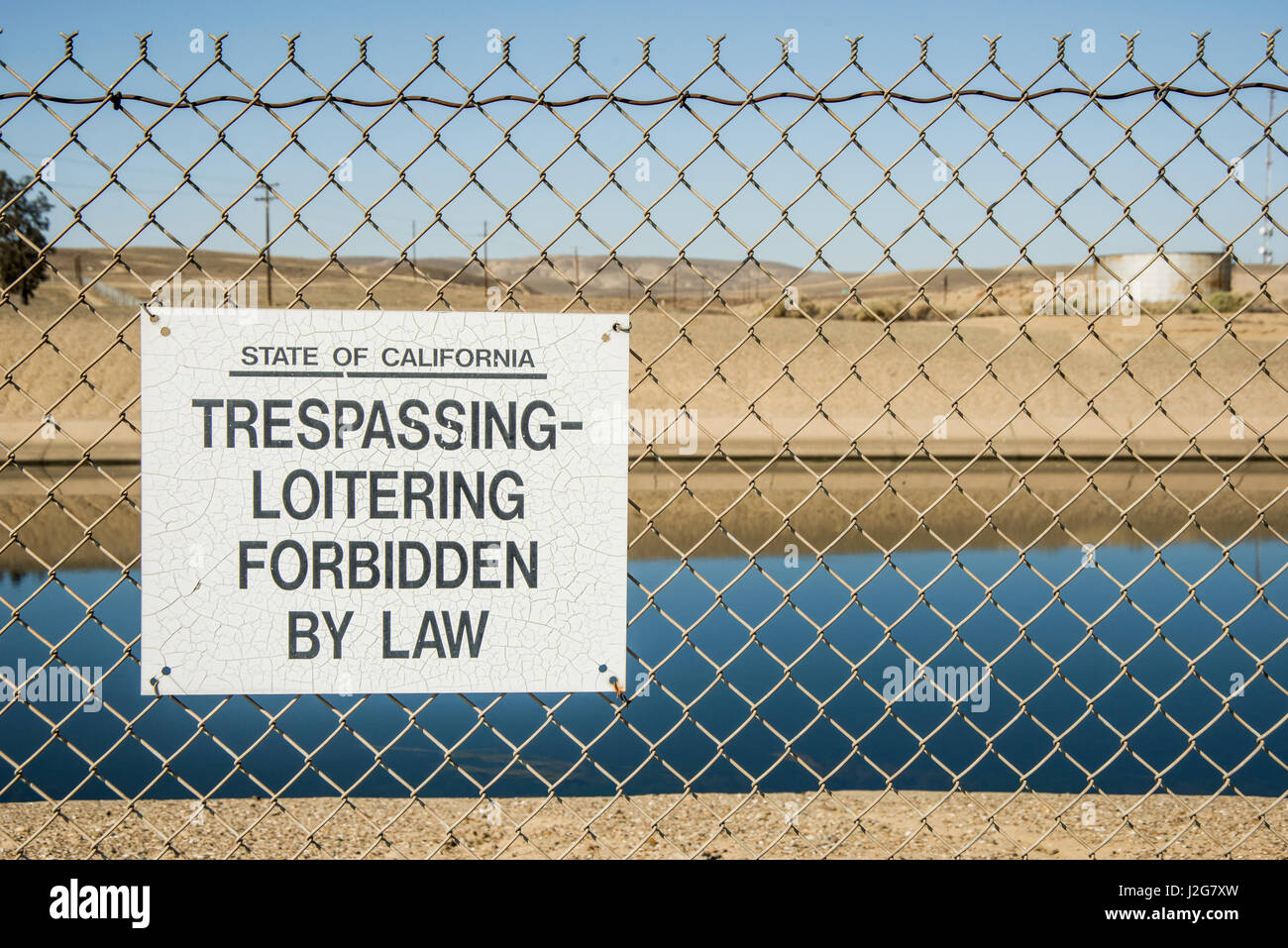 USA, California, Kettleman City, sign for No Trespassing around