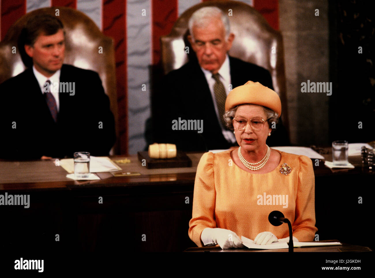 Queen Elizabeth addresses a joint session of the US Congress on May