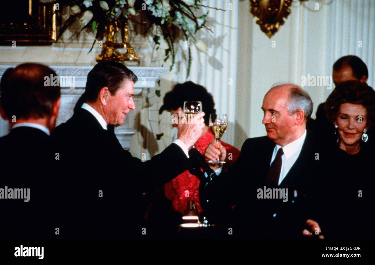 Reagan and gorbachev hi-res stock photography and images - Alamy