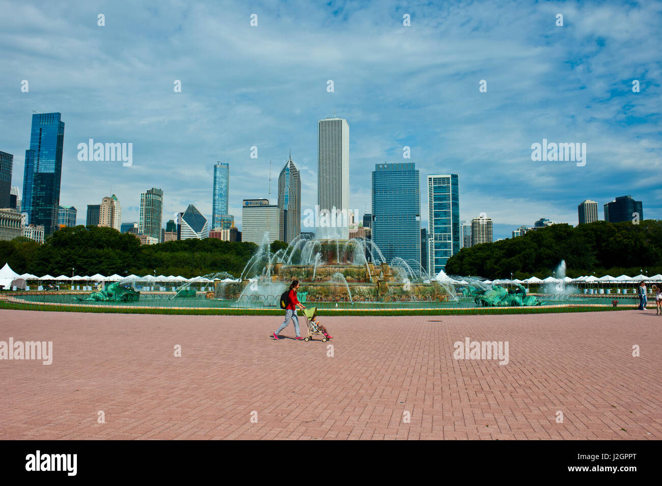 USA, Illinois, Chicago, Grant Park, Buckingham Fountain and Loop Skyline Background Stock Photo