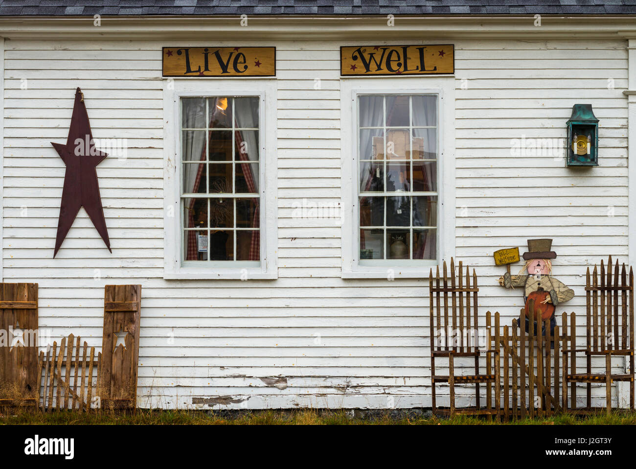 USA, New Hampshire, Lake Winnipesaukee, Moultonborough, antique shop with signs, live-well Stock Photo