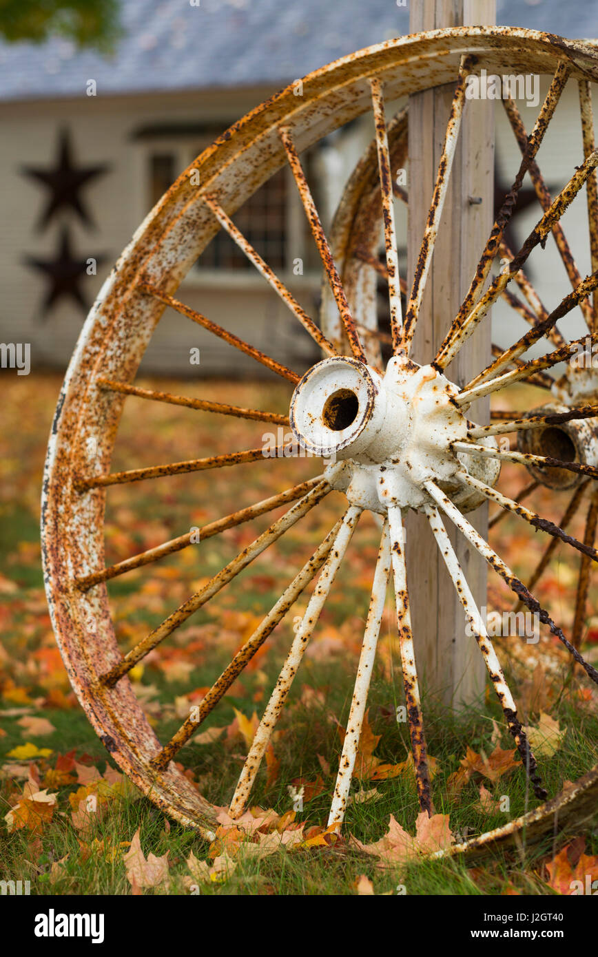USA, New Hampshire, Lake Winnipesaukee, Moultonborough, old wagon wheel Stock Photo