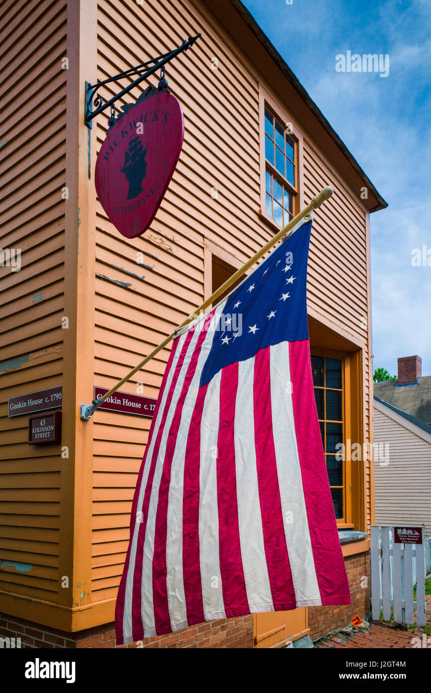 USA, New Hampshire, Portsmouth, Strawberry Banke Historic Area, building with US flag Stock Photo