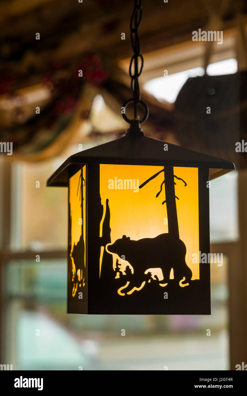 USA, New Hampshire, White Mountains, Bartlett, bear-themed lights in roadside diner Stock Photo
