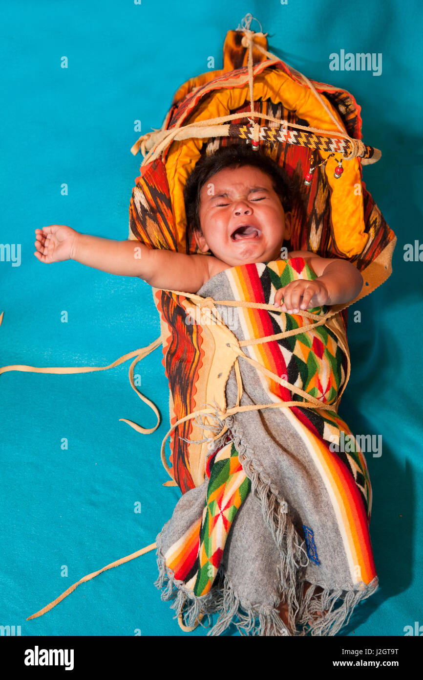 Sonriente Bebé Como Indian Boy With Maracas Y Almohadas De Pluma Foto de  stock y más banco de imágenes de Bebé - iStock