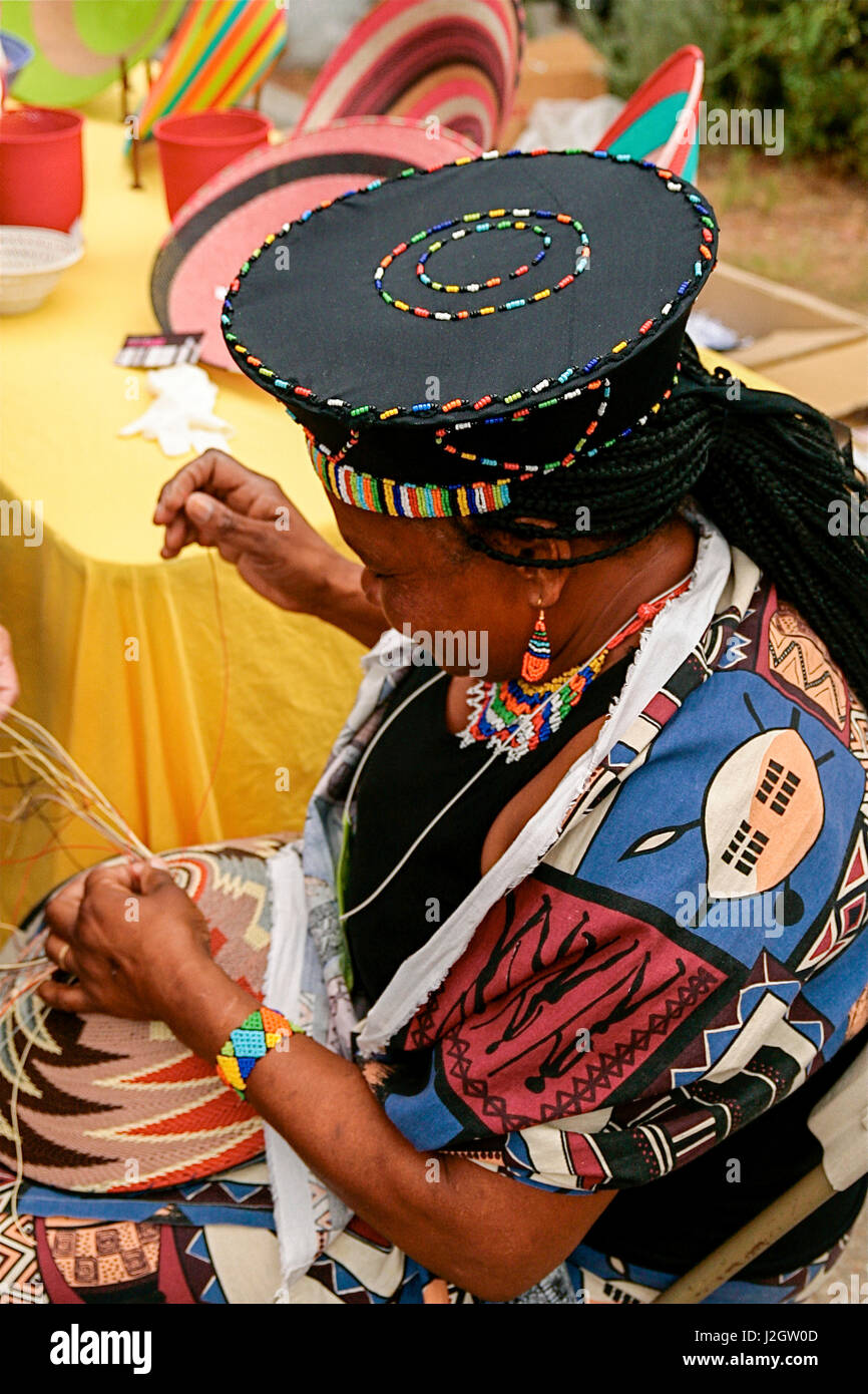 Santa Fe, New Mexico, Usa. Zulu woman weaves basket at International Folk Art Festival Stock Photo