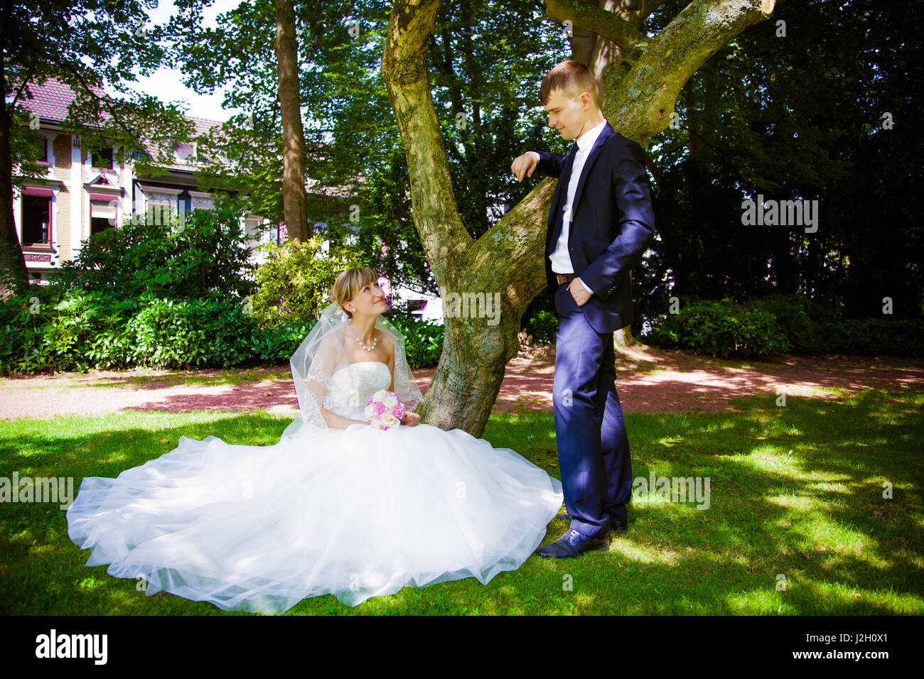Intimate wedding shot hi-res stock photography and images - Alamy
