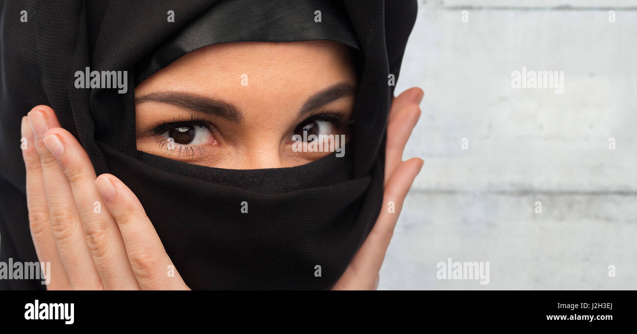 close up of muslim woman in hijab Stock Photo - Alamy