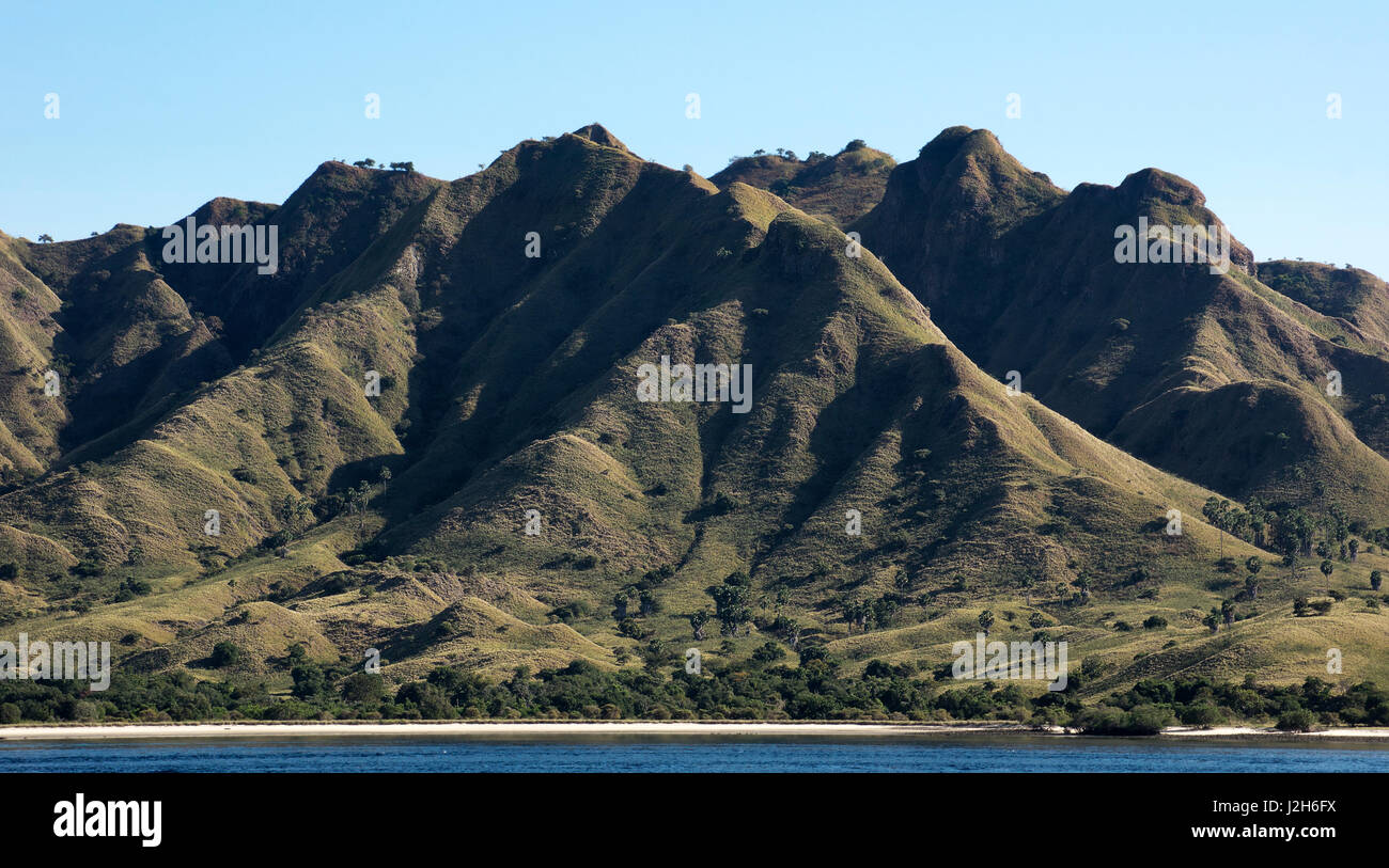 Green water green mountains hi-res stock photography and images - Alamy