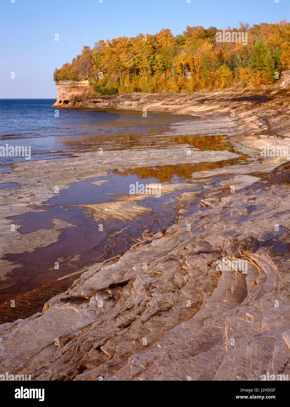 USA, Michigan, Pictured Rocks National Lakeshore, Sandstone shoreline