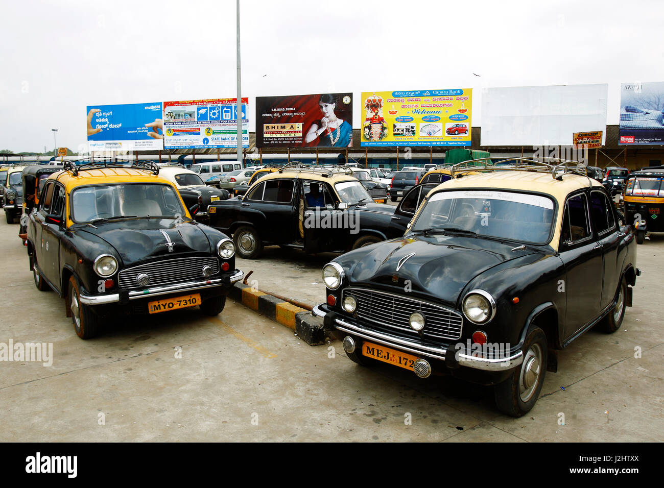 Hindustan Ambassador taxis at Mysore Railway Station, Karnataka, India Stock Photo