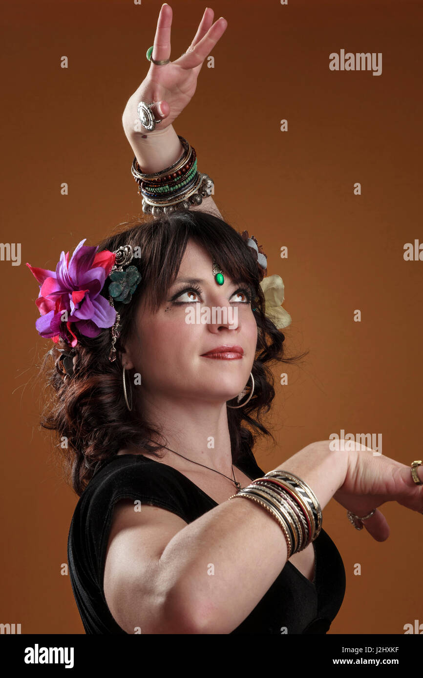 USA, Oregon, Eugene, Belly Dancer dancing. (MR Stock Photo Alamy