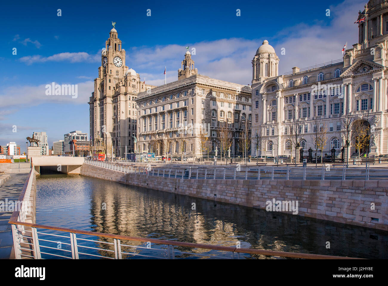 Leeds Liverpool canal at the pierhead. Liver building Stock Photo