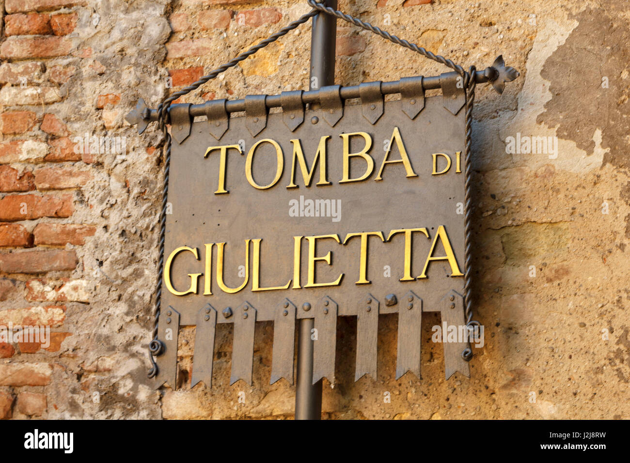 Romeo And Juliet Tomba Di Giulietta A Real Love Story Sign Facade Stock Photo Alamy
