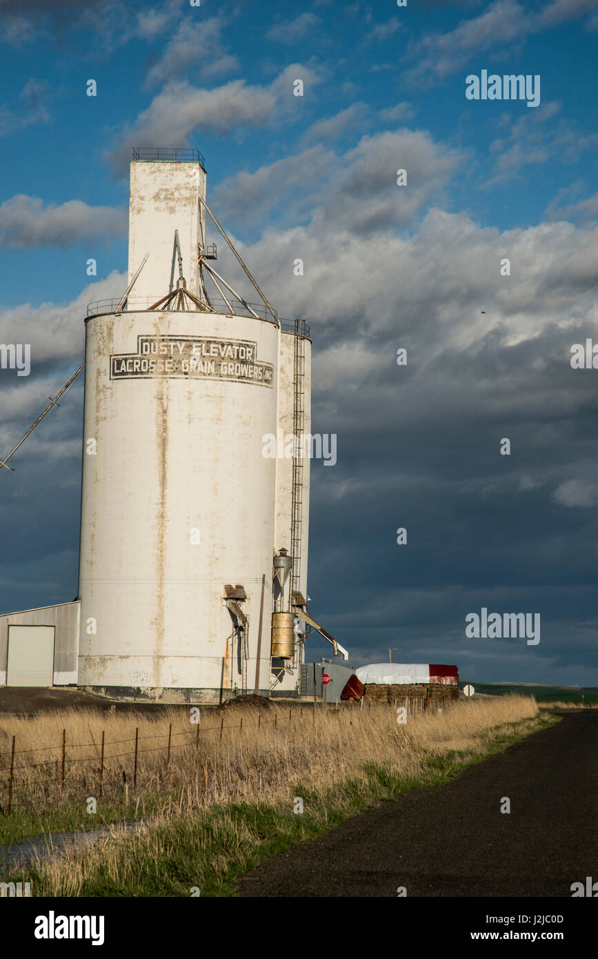 USA, Washington State, Whitman County, Palouse, Dusty grain elevators