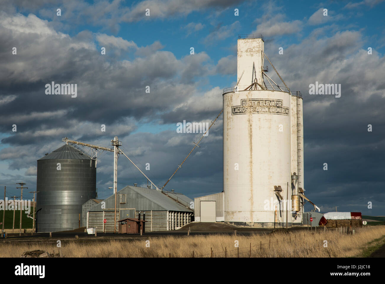 USA, Washington State, Whitman County, Palouse, Dusty grain elevators