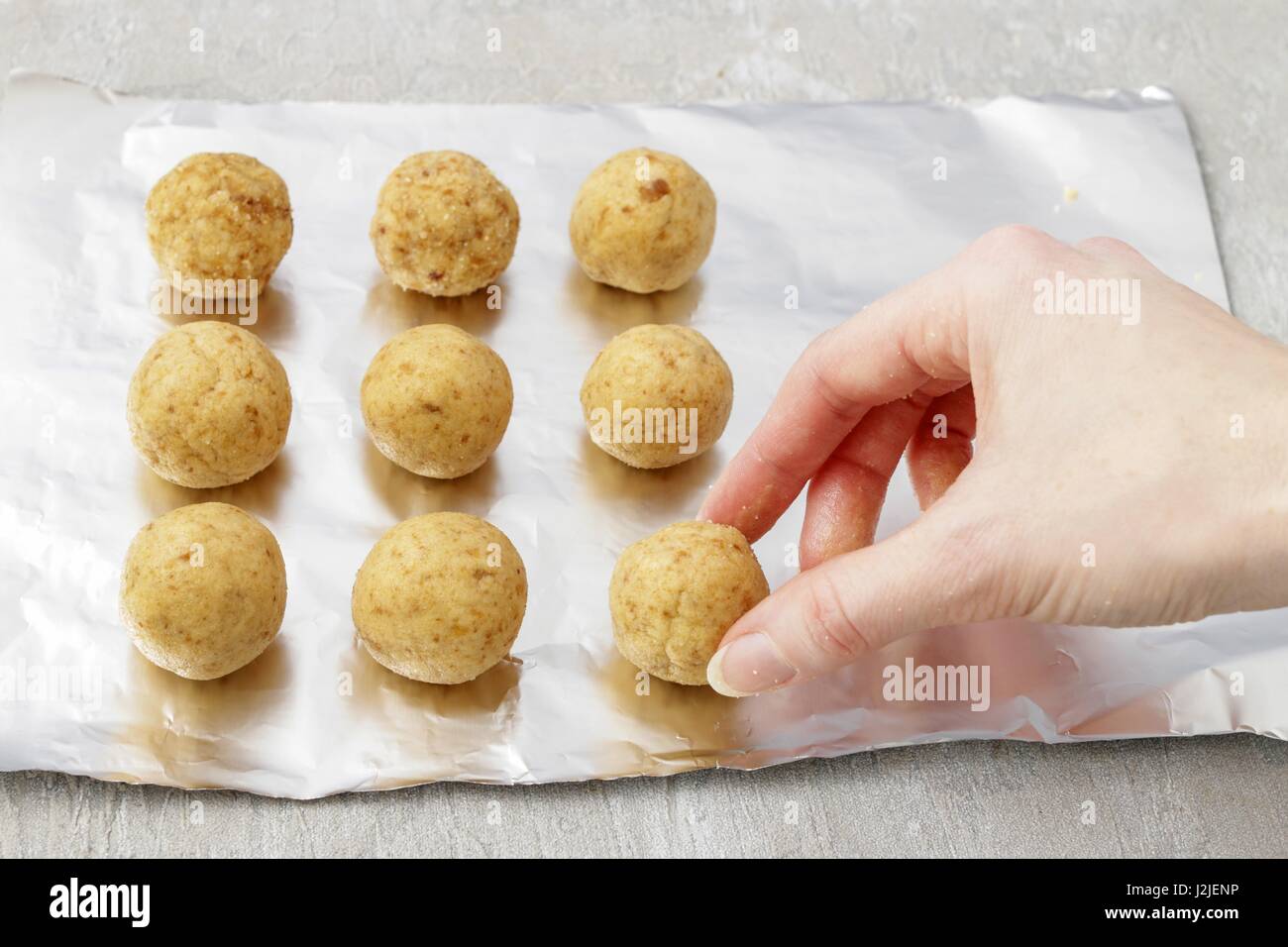 How To Make Cake Pops Round Out The Cake Balls With Your Hands