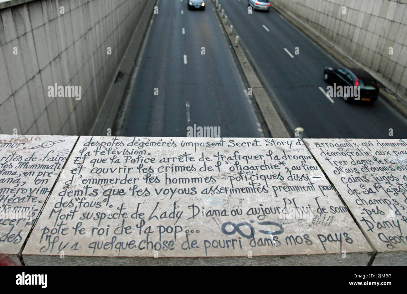 Writing, in French, on the bridge over the underpass where Princess Diana, together with Dodi Fayed, died on 31 August 1997 Stock Photo