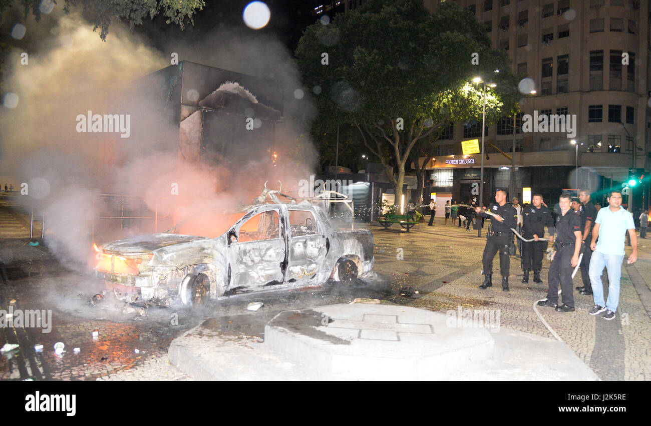 Rio de Janeiro, Brazil. 28th Apr, 2017. Protesters clashed with the PM in downtown Rio de Janeiro this Friday, 28. Buses were also set on fire on a day of general strike. (PHOTO: CLEVER FELIX/BRAZIL PHOTO PRESS) Credit: Brazil Photo Press/Alamy Live News Stock Photo
